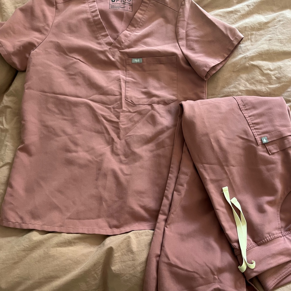 Figs mauve set with straight leg